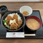 Rakki Shokudou - ランチ☆幸運(ラッキー)丼［広島産カキフライ&唐揚げ＋味噌汁、日替わり小鉢付き]990円