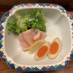 鳥料理 玉ひで - 本膳に付く鶏ハムと煮卵