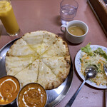 インド・ネパール料理レストラン&バー マリカ - スペシャルのハニーチーズナンセット(辛口)(バターチーズカレー、エビカレー、マンゴーラッシー)