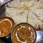 インド・ネパール料理レストラン&バー マリカ - スペシャルのハニーチーズナンセット(辛口)(バターチーズカレー、エビカレー、マンゴーラッシー)
