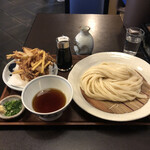 手打ちうどん　 いしづか - もりうどん大盛り、550円＋102円。かき揚げ、183円。
      継ぎ足し用の麺つゆと、かき揚げ用のだし醤油が付いてきます。