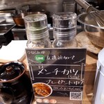 とんかつ けい太 - 後ろの二つの瓶はドレッシング