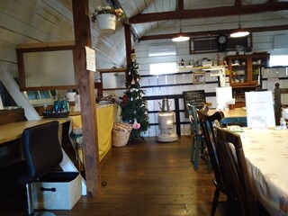 ボブズカフェ うまごやコペ - 店内です！クリスマスツリーが〜♪
