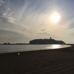 Kamakura Katsutei Aratama Souhonten - 片瀬東浜から眺める江の島