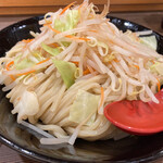 三田製麺所 - 野菜も一緒にとれる。