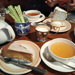 ブンブン紅茶店 - 私はレモンドリズルケーキ、ネパールのセカンドフラッシュ。友人は逆さまケーキ、ダージリンセカンドフラッシュ。