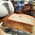 ブンブン紅茶店 - 上のグレーズの甘さと、レモンシロップの爽やかさがたまらない！最高のケーキ。