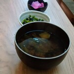 おうちごはん いずみや - 味噌汁、胡麻和え、さくら漬け