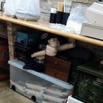 おうちごはん いずみや - 雑然としたカウンター下