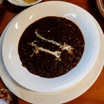 シャムロック - ナン用のカレー(この黒色は、イカスミ由来だったのか…)