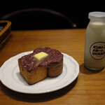 純洋食とスイーツ パーラー大箸 - パンあんこバターとミルク（1000円）税込。