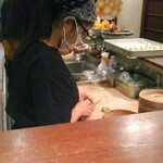 柚子元 - 点心を仕込むスタッフ