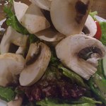 ワイン食堂 イナセヤ キッチン - ジャンボ生マッシュルームのサラダ(ハーフ)