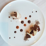 エノテーカ ピンキオーリ - カカオのメレンゲのジェラート　チョコレートのジェル　タヒチ産ヴァニラの生クリーム　カカオニブのザッビアーテ