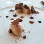 エノテーカ ピンキオーリ - カカオのメレンゲのジェラート　チョコレートのジェル　タヒチ産ヴァニラの生クリーム　カカオニブのザッビアーテ