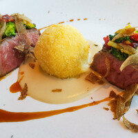 エノテーカ ピンキオーリ 名古屋 - 飛騨牛イチボのアッロースト　ホホ肉とモッツァレッラチーズのクロケッタ　アンチョビ風味のパン粉のソース