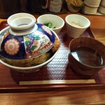 とんかつは飲み物。 - タマゴソースカツ丼。小鉢三つはカツ丼にデフォルトで付いてます。