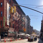 Ed's Lobster Bar - リトルイタリーのゲートです。