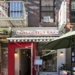 Ed's Lobster Bar - 店舗外観。細くて奥に長ぁいお店です。