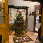 菓子工房ヴェールの丘 - クリスマスツリー。検温してから右のドアからどうぞ。