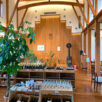 オチガビワイナリー - 【2020年10月】店内、ワイン販売エリア。