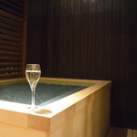 あわじ浜離宮 別荘 鐸海 - 2012_あわじ浜離宮 別荘 鐸海_部屋付き露天風呂で頂くスパークリング。美味しいに決まってます。