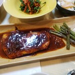 ペンションみなもと - メカジキのステーキと明日葉の茎のソテー（一日目の夕食）