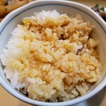 ペンションみなもと - ご飯に烏骨鶏の生卵をかけたＴＫＧ（二日目の朝食）
