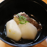 季節料理 よし野 - お通し（鯛かぶら）