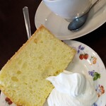カフェ・アカリ - 食後の紅茶とシフォンケーキ