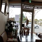 カフェ・アカリ - 店内から見た入り口ドア