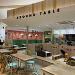 AROUND TABLE - 全席にアクリル板設置済。ご利用人数に応じてテーブルをセット致します。お子様チェアも数多くご用意。