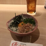 Aka No Ren - 新玉ねぎスライス４７３円、ウーロン茶３３０円。シンプルなお料理ですが、私の中の当店での定番でした。黒ホッピーに良く合いますよ(^｡^)