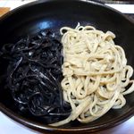 風遊斎 - 麺のアップ（昆布麺とイカスミ麺）