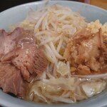 ラーメン二郎 - ラーメン(750円) 麺少なめ、ニンニクアブラ。