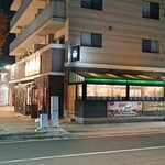 STEAK&HAMBURGER THUNDER - 店舗外観、手前部分がテラス席