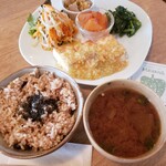マハナ - MAHANAのごはん 
(豆腐ステーキもちきびソース、5種類おかず、玄米ご飯、お味噌汁)