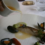 ラ・ビオグラフィ - 明石の天然真鯛　魚の旨味ソースを掛けて