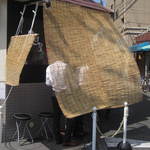 麺屋彩々 - 夏は簾が登場。