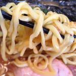 ラーメン 環2家 - (株)酒井製麺の軽いウェーブの平打短尺低加水中太麺