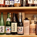 Kurogegyuu Kotsu Ramen Gyuujirou - お酒がいっぱいあります
