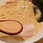Kurogegyuu Kotsu Ramen Gyuujirou - クリーミーな牛骨白湯スープ