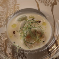 アコルドゥ - アホブランコ　半生の海老とブドウ