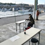田子の浦港 漁協食堂 - 岸壁に一番近い席がペット同伴席