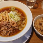 Oyadoriraxamen ishikawa - 親鶏らぁ麺普通盛り770円 鶏出し汁炊き込みご飯330円