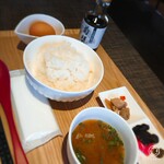 Kohiyo - 朝のたまごかけごはん！
                        タップリご飯と具沢山お味噌汁。
                        お肉とオツケモノ付。