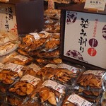 武平作 - お煎餅の陳列
