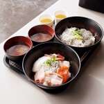 田子の浦港 漁協食堂 - しらすと刺身丼、しらすハーフ丼