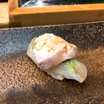 すし匠 - 肝とカワハギのにぎり