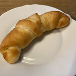 クーテキッチン - 塩パン(¥110)
      塩の味します。